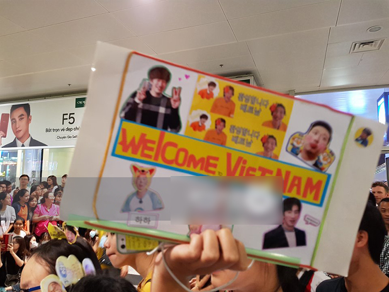 Nóng: Lee Kwang Soo xuất hiện chớp nhoáng trong sự chào đón cực sung của hàng ngàn fan Việt tại Nội Bài